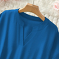 👚49% KORTING! 🔥Modieuze losse top met korte mouwen – V-hals met inkeping, asymmetrische zoom en lichtgewicht stof (6 kleuren, 🌟2 stuks kortingL) 🌸